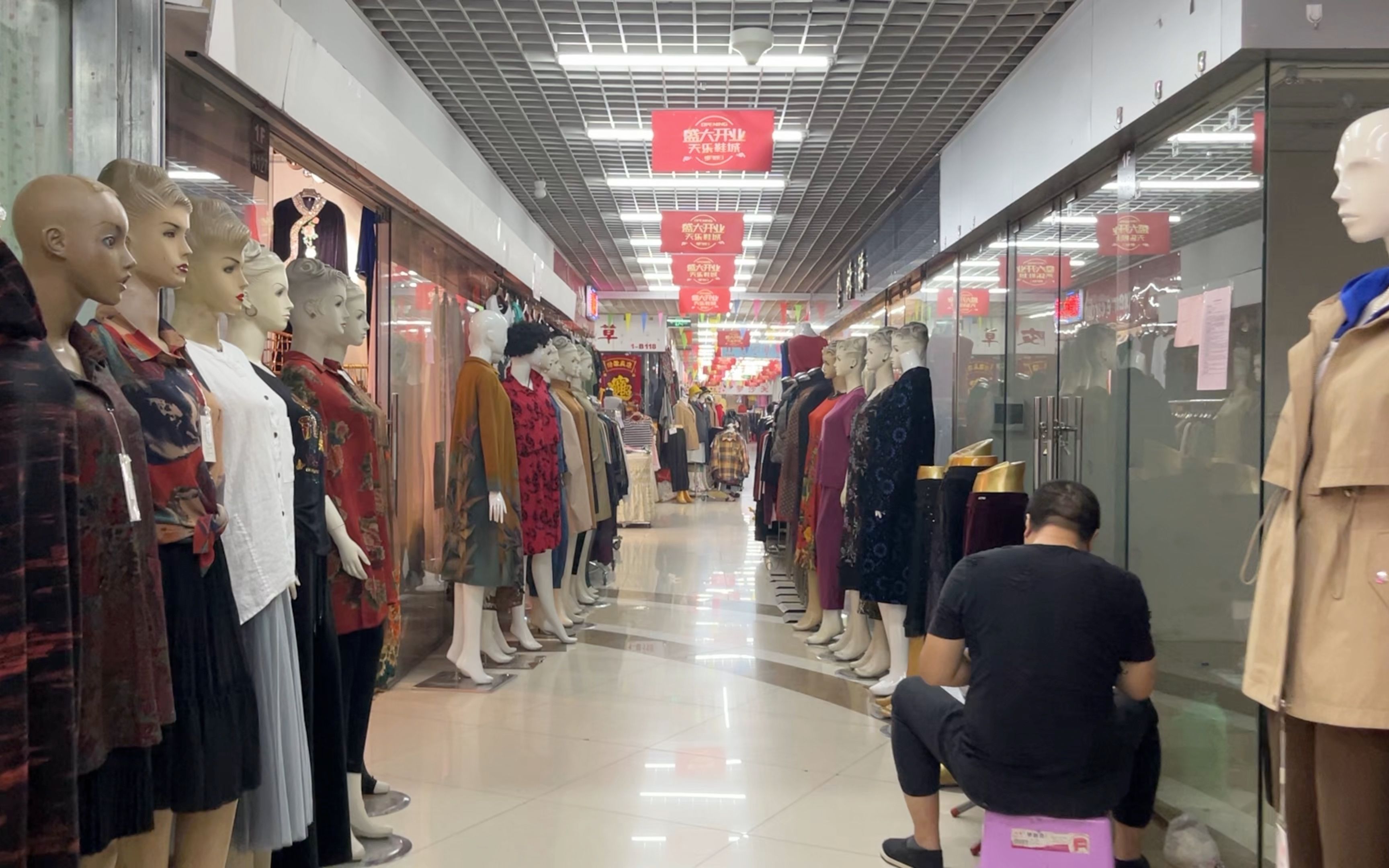 天乐商城这店服装也挺全