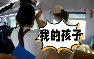 Télécharger la video: 3岁男孩车门关闭前突然跑下高铁 妈妈急哭了……