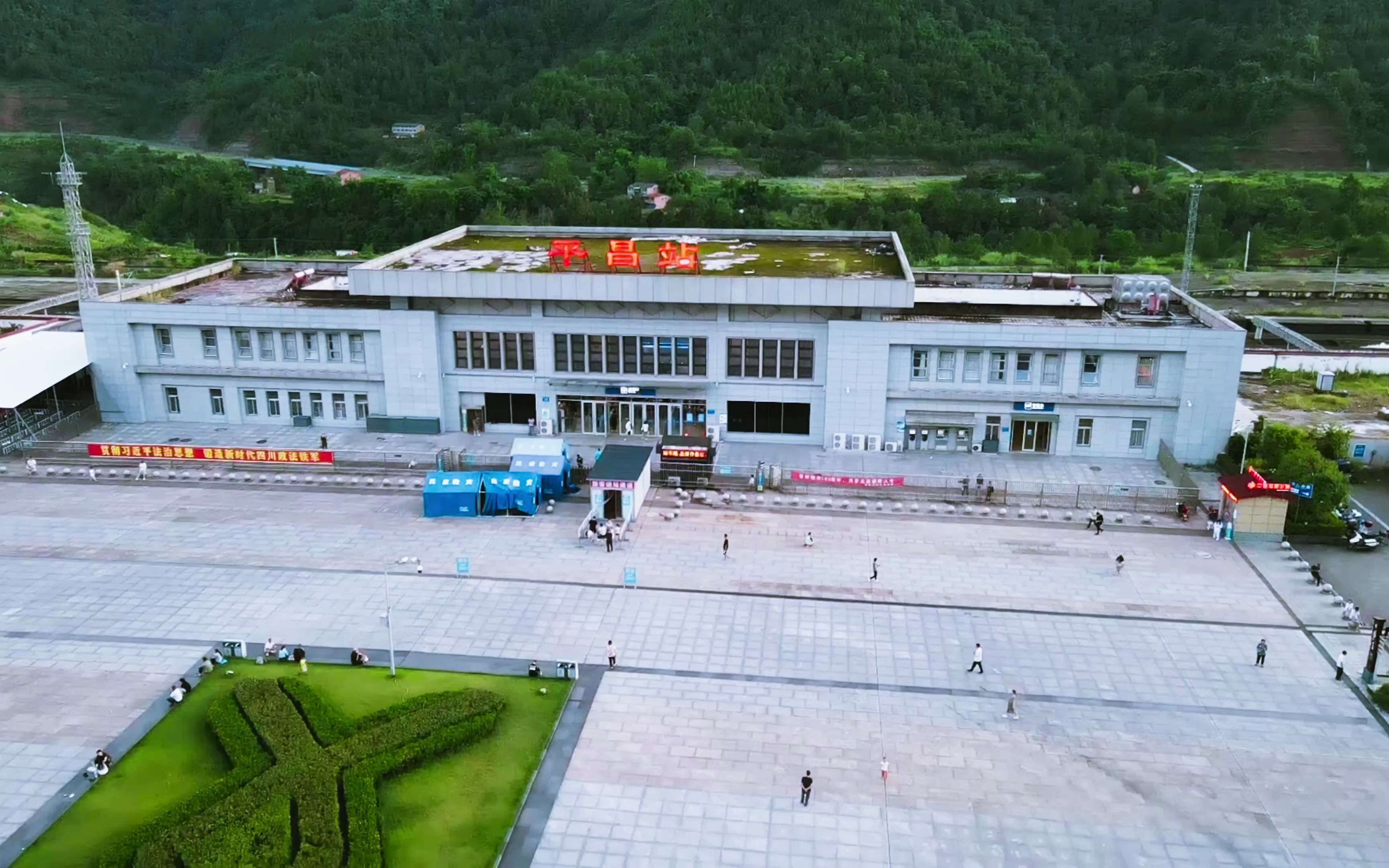 航拍巴中平昌火车站,通往外界的交通枢纽,3个多小时直达成都