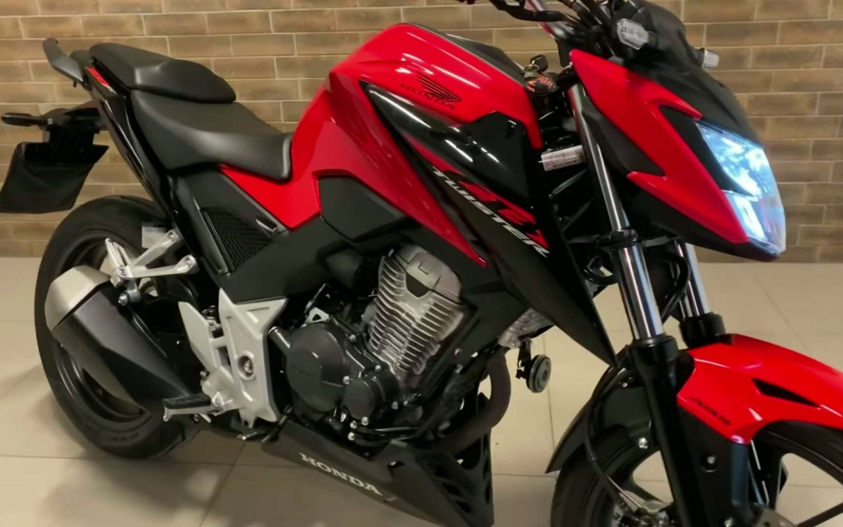 现代设计,本田南美发售的cb300f,单缸声浪同样浑厚!