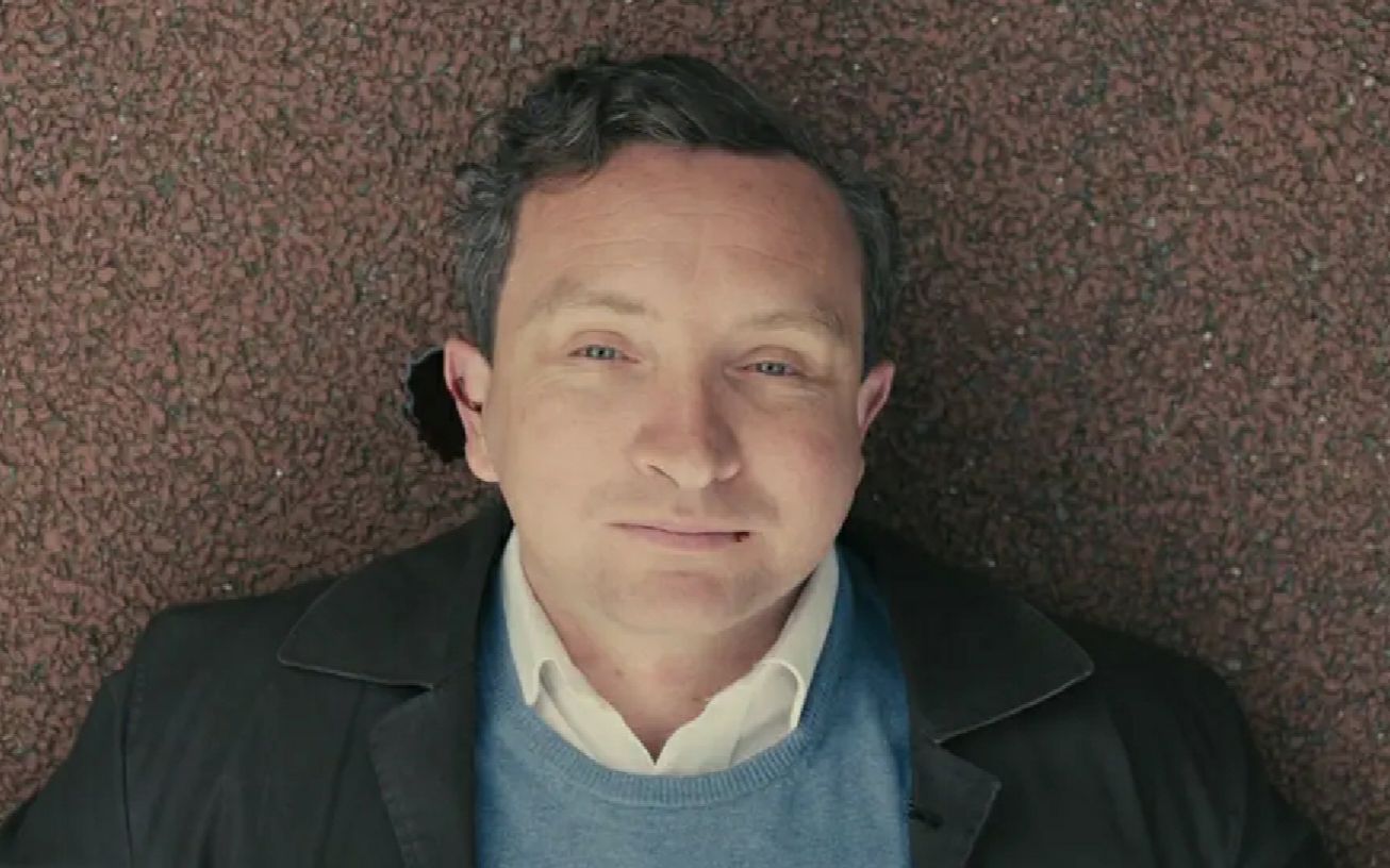 《寂静人生》男子一生都在为别人寻找家属,而自己离世时,葬礼却无人