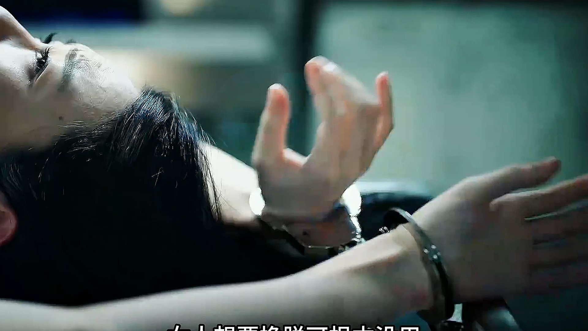 女人被杀人魔绑在了手术台，不料结局惨了