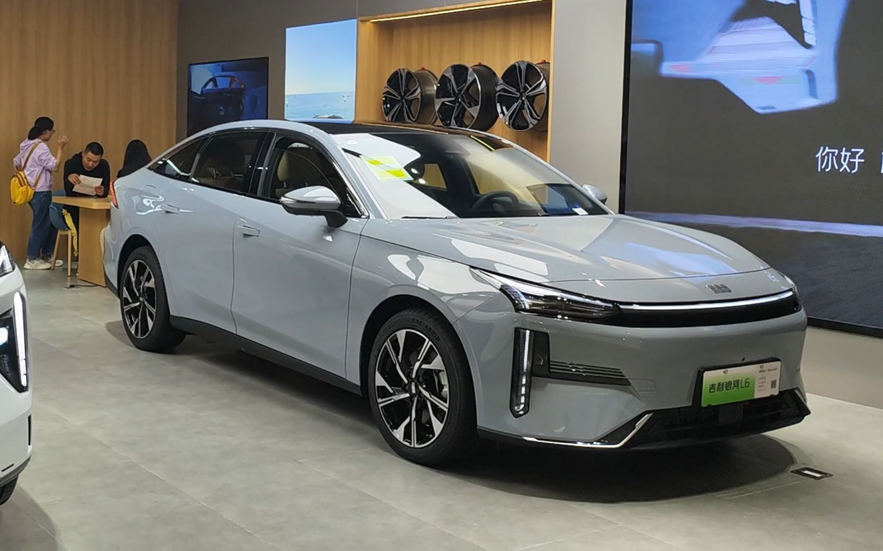 紧凑级插电混动轿车新贵 到店实拍吉利银河l6
