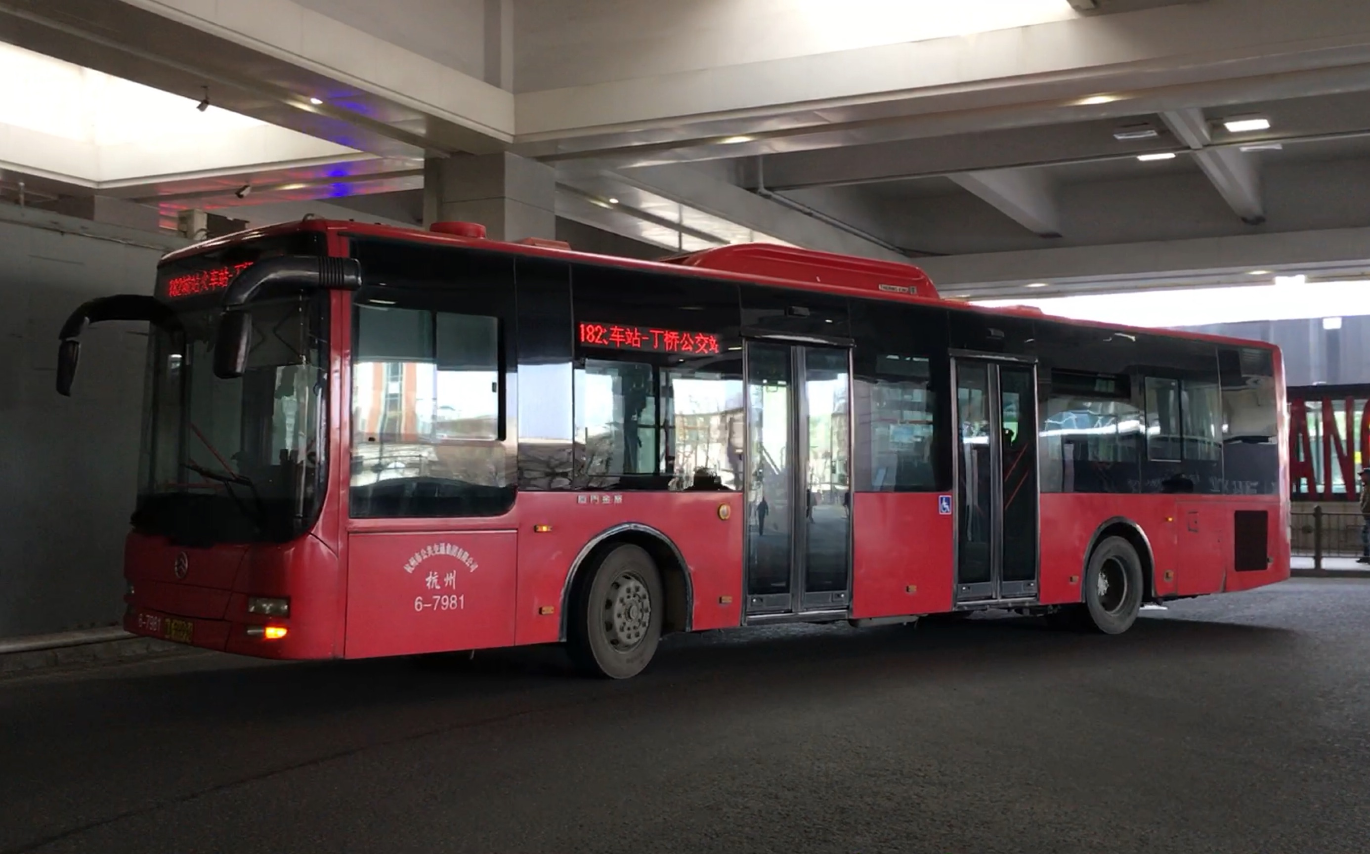 杭州公交 182路 xml6125jhev18c双开门 6-7981