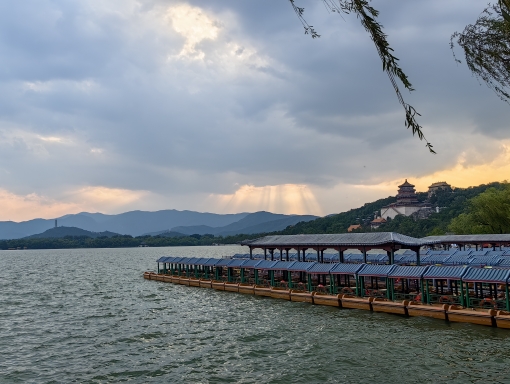 颐和园的湖边景色.