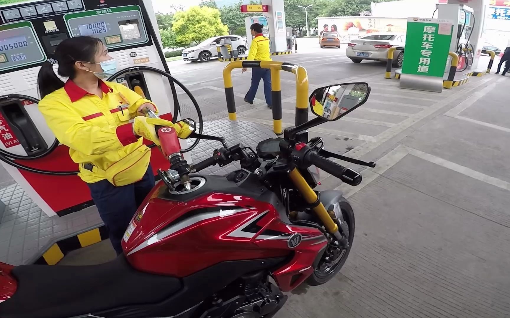 加油站不用排队的加油方法,加贵的!_哔哩哔哩_bilibili