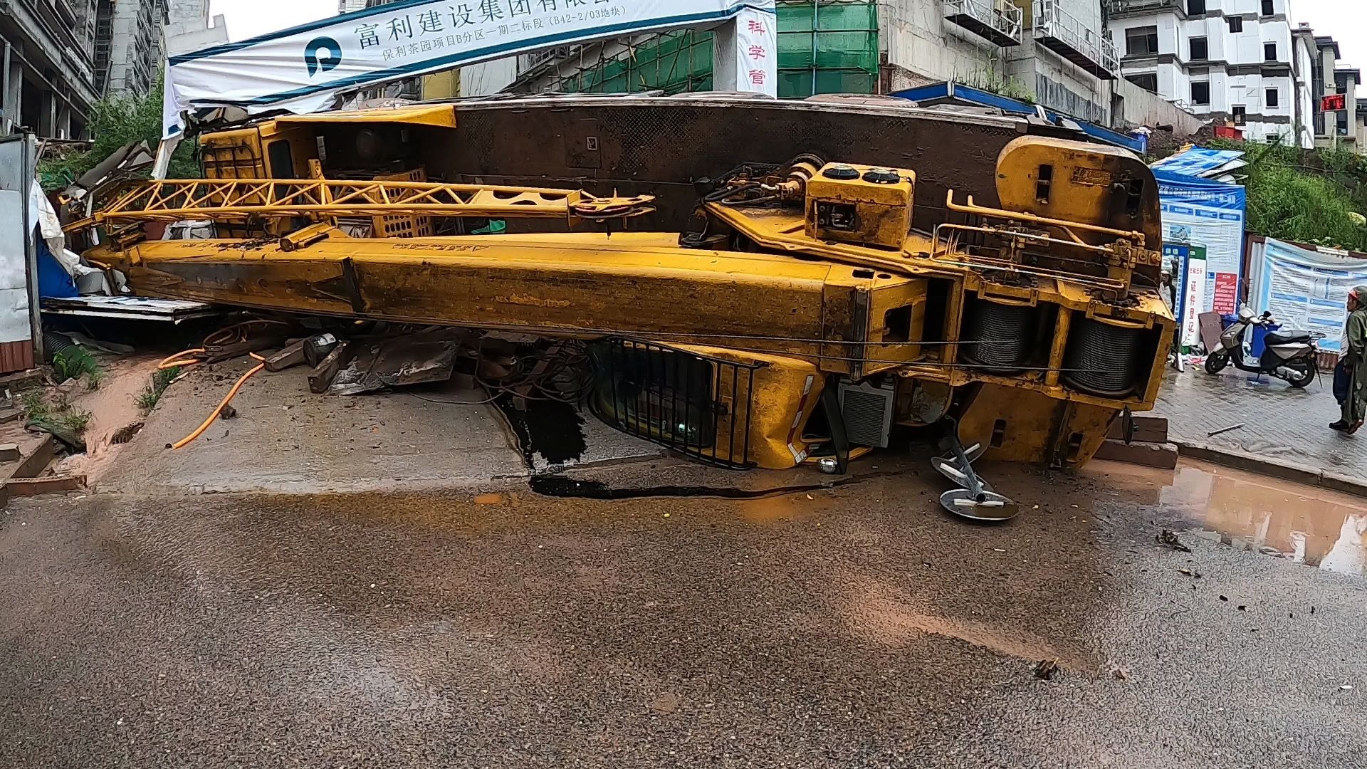 你不会真的以为车翻了就会爆炸吧?工地吊车老司机翻车砸坏大门