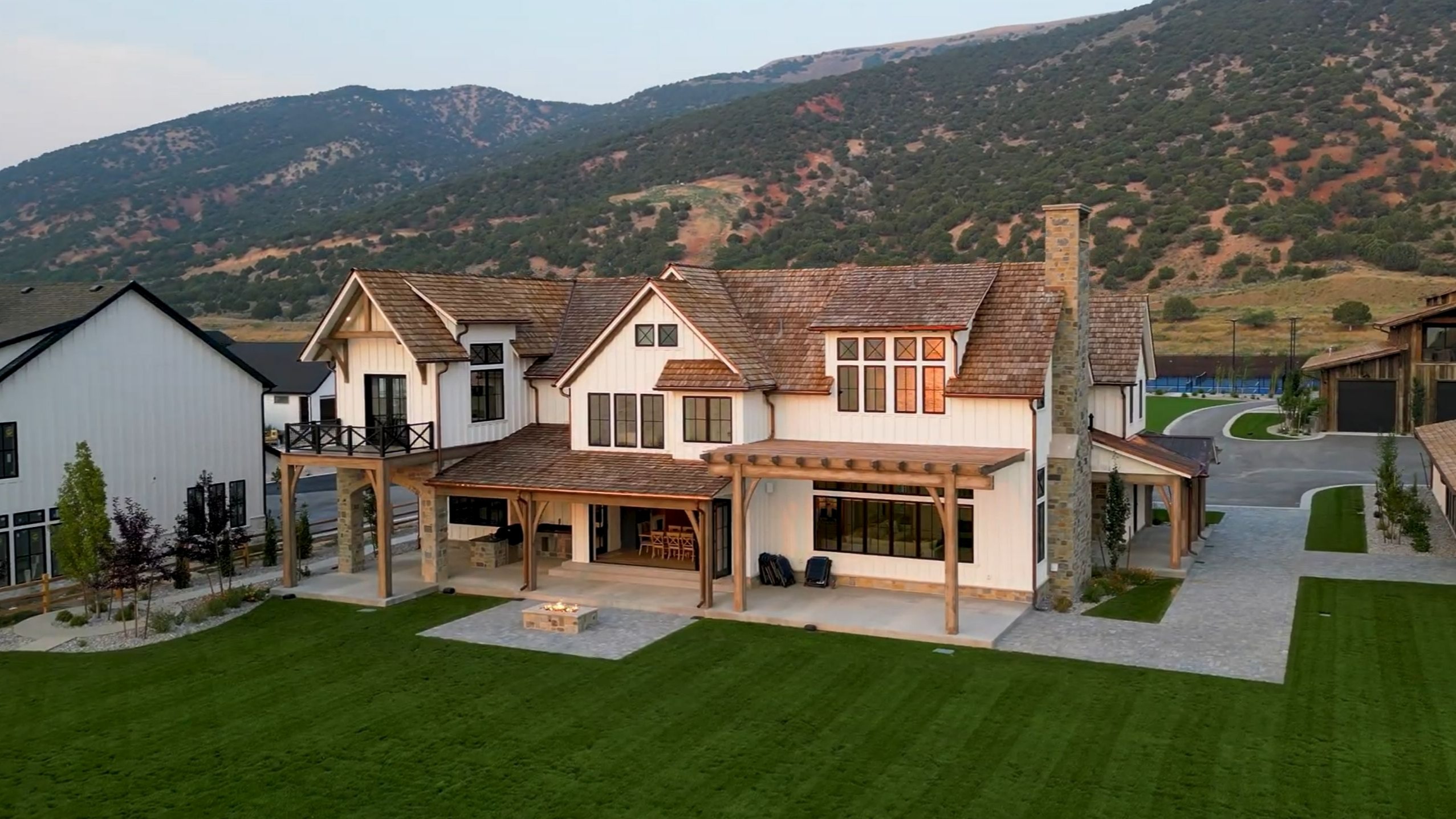 美国犹他州盐湖城贝尔湖边新建的高级美式度假别墅豪宅