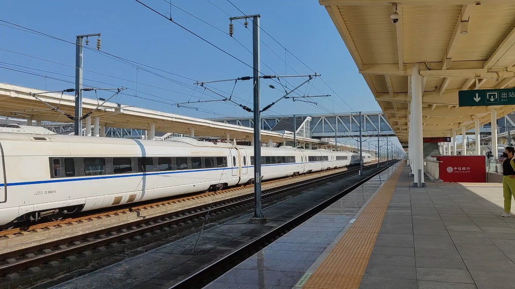 高铁通过衢州站