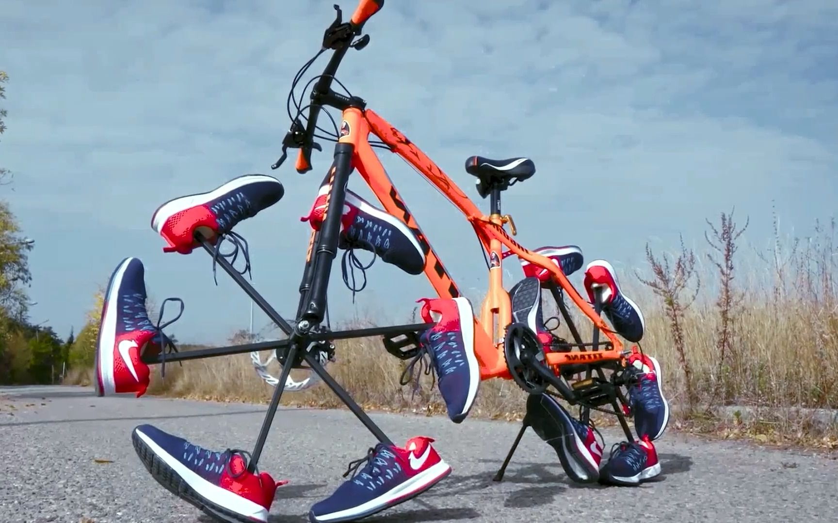 老外的奇葩改造:看国外大壮用鞋子改装山地车轮,能否顺利骑行呢?