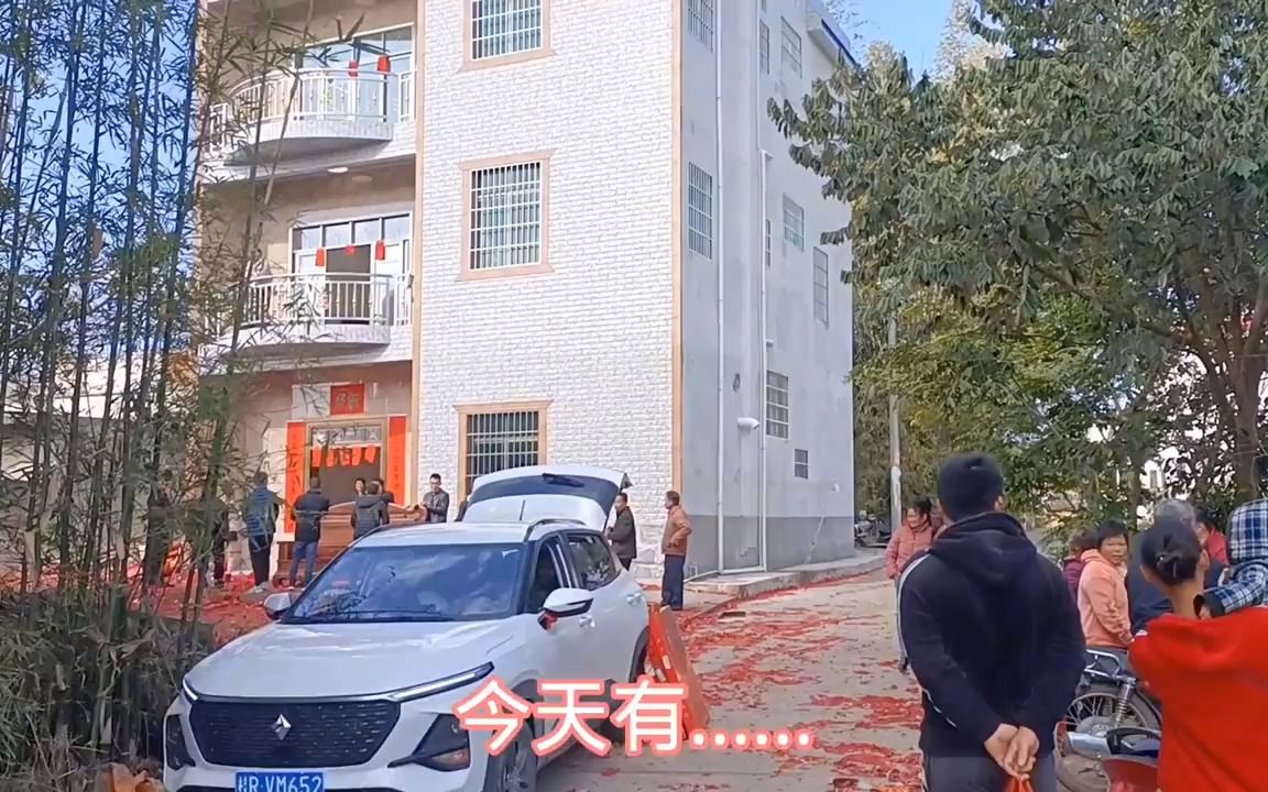 广西平南官成,农村新居入伙,花几十万盖的新房子,真漂亮!