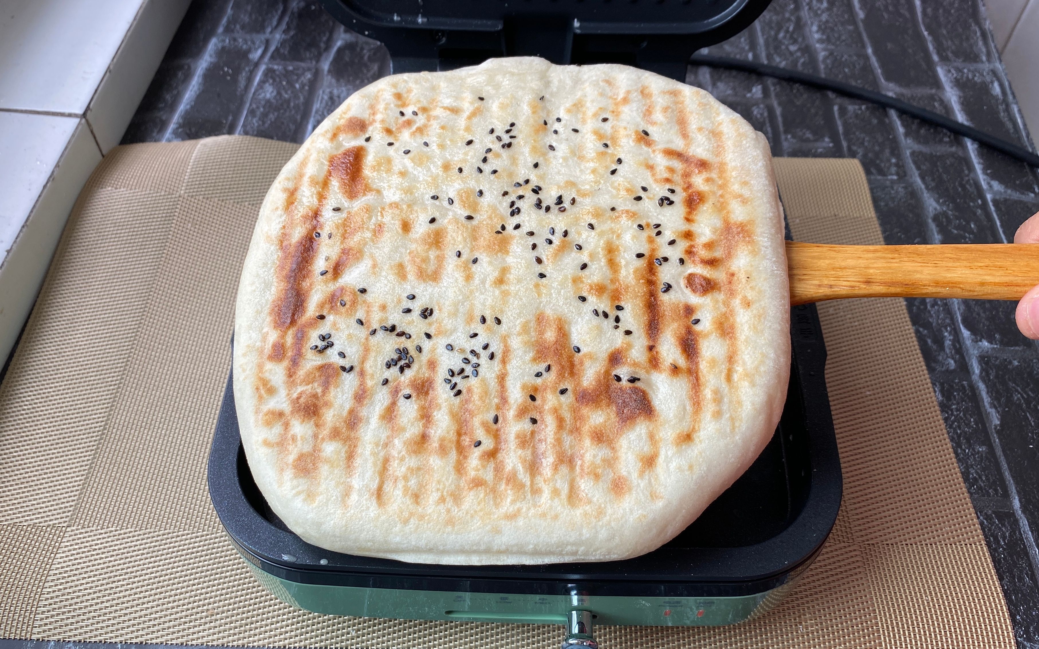 2斤面1斤水,山东媳妇教你用电饼铛烙发面大饼,老面肥纯碱发面,麦香