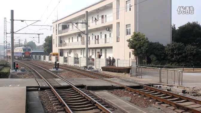 转载2015年最后的芦潮港小票车df111898牵引进上海南站