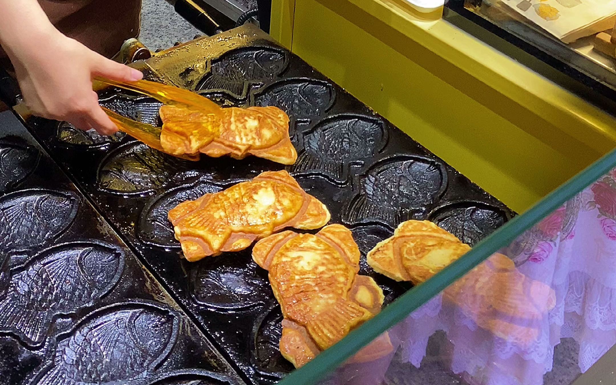 有堡鱼形烧,现烤鲷鱼烧,刚出炉有点烫,凉个5分钟,酥脆些,更好吃.