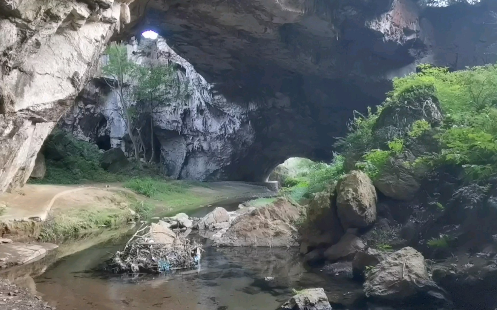 [图]链宝教你如何寻找好走的大型溶洞，顺着溪水走就行了