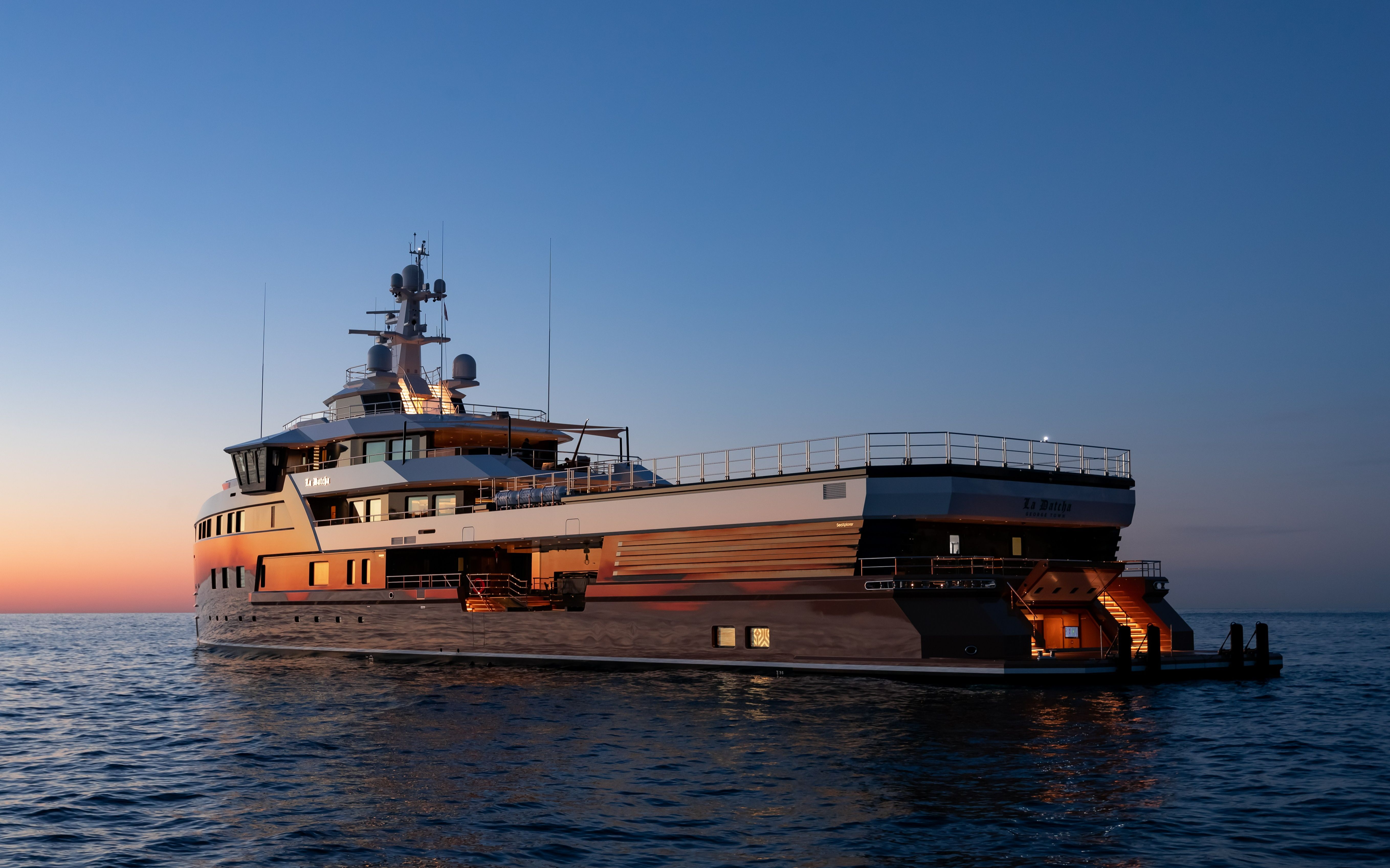 77米超级游艇la datcha,南极第一艘真正的豪华探险艇!