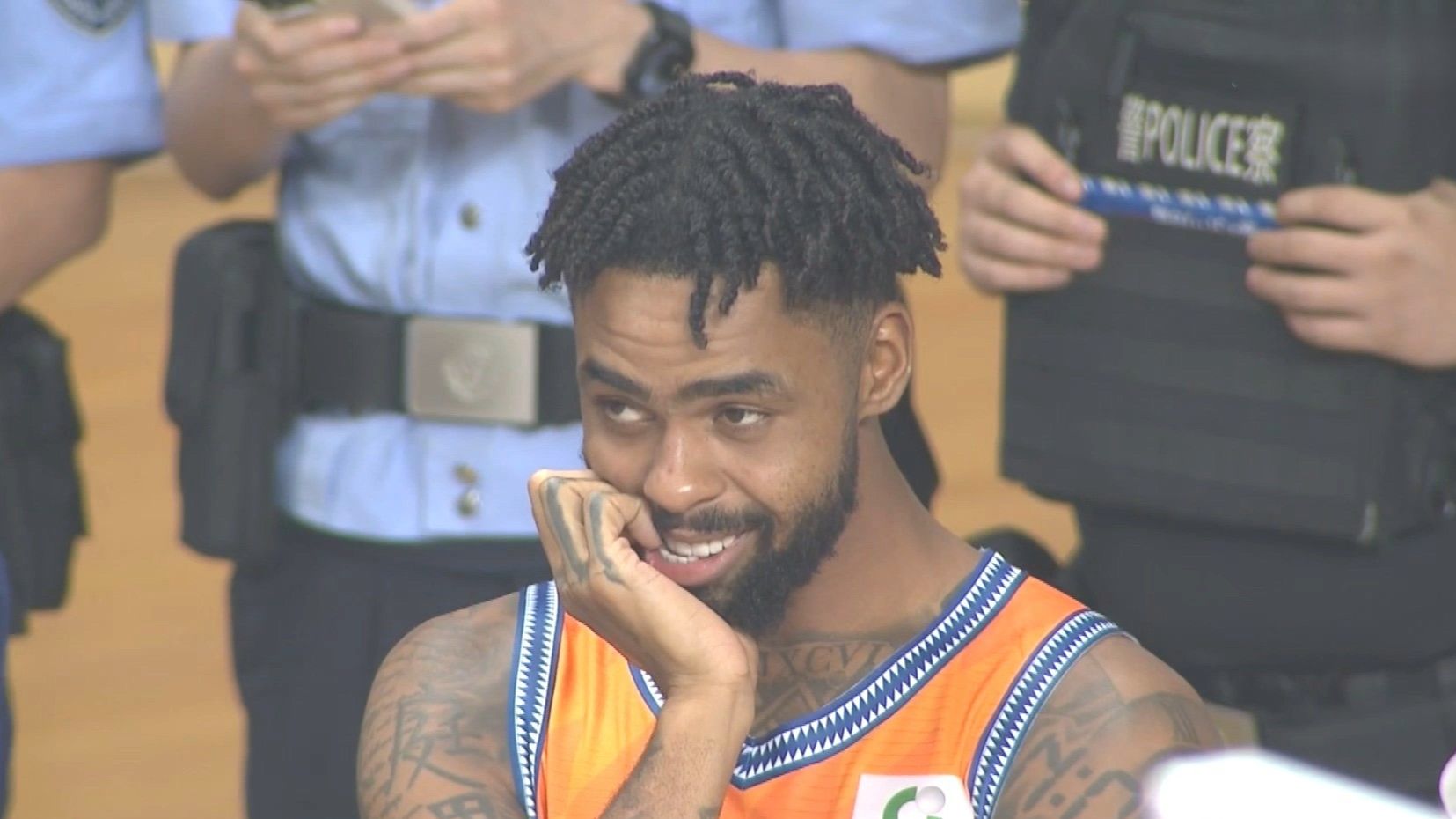 首秀就险些三双！拉塞尔27分钟征服CBA，麦基空接吃饼吃到饱！