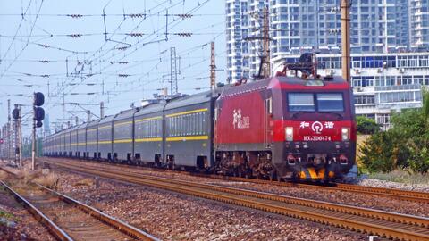 火车】编组只有十一组的直达列车上局徐段HXD1D-0628牵引杭州开往哈尔滨 