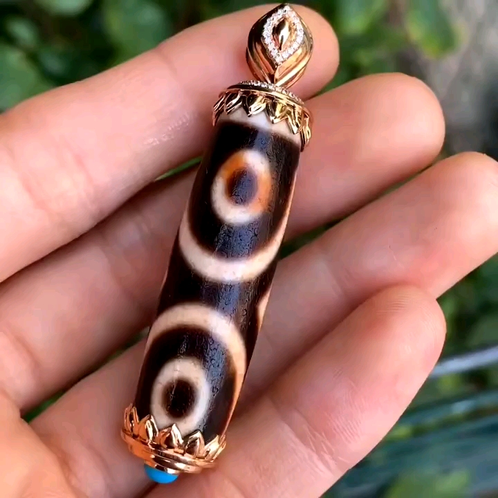 老朱砂措丝龙鳞纹天珠,天珠是最神圣的珍宝,每个图腾都有它的吉祥寓意