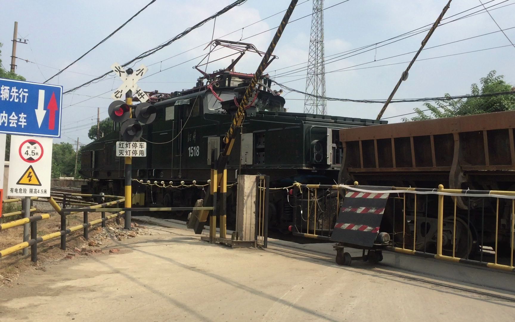 南山矿韶峰牌大鳄鱼电力机车通过道口