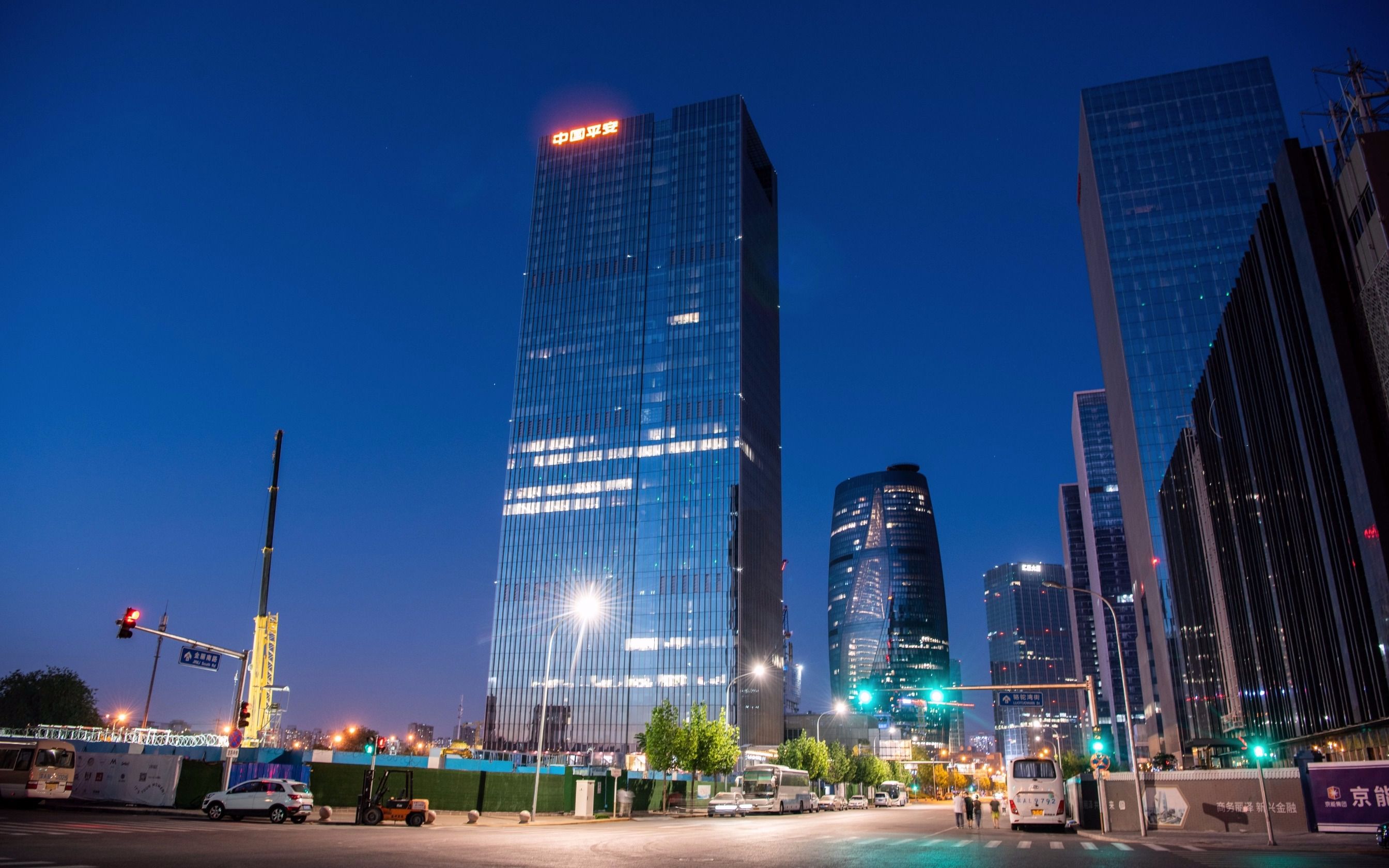 夜晚依旧忙碌的利泽商务区