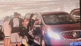 于适抽烟（车内女生吸二手烟），往车窗外弹烟灰
