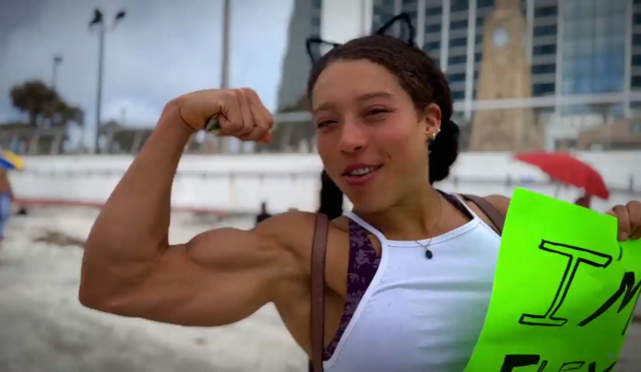 肌肉美女参加公益活动