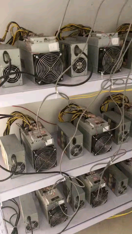 简单的比特币挖矿的矿场,机器成色狠新,欢_哔哩哔哩 (゜-゜)つロ 干杯