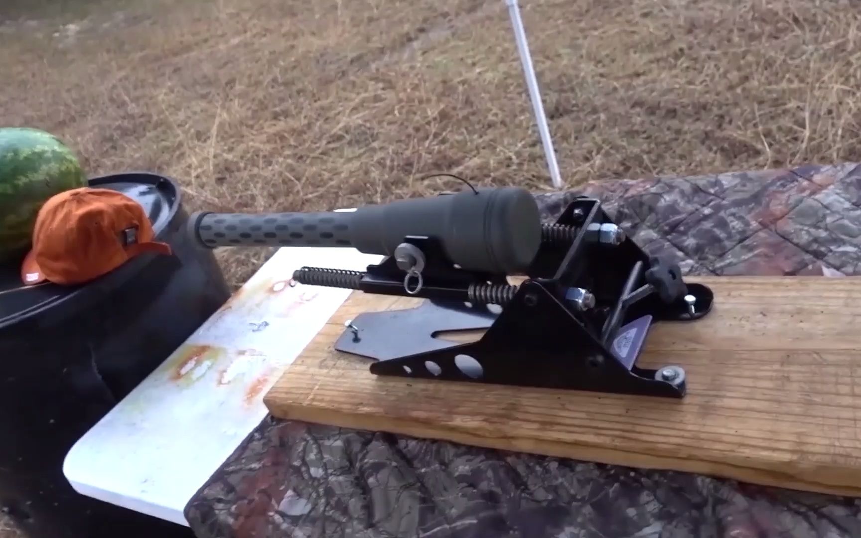 迷你小火炮火药加高尔夫球作弹药动静大威力大视觉效果也不差