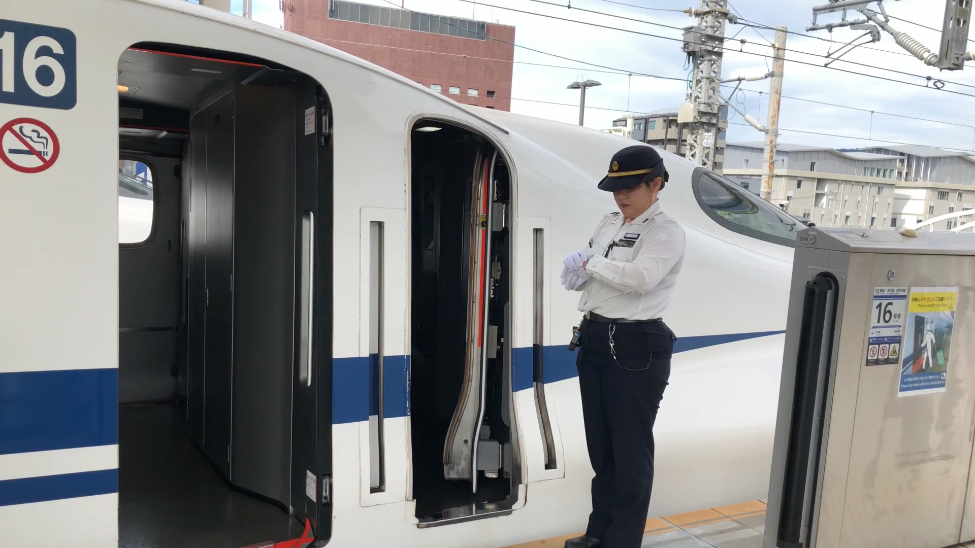 最丰满的日本新干线女车掌,白衣黑裤礼帽,工作干练