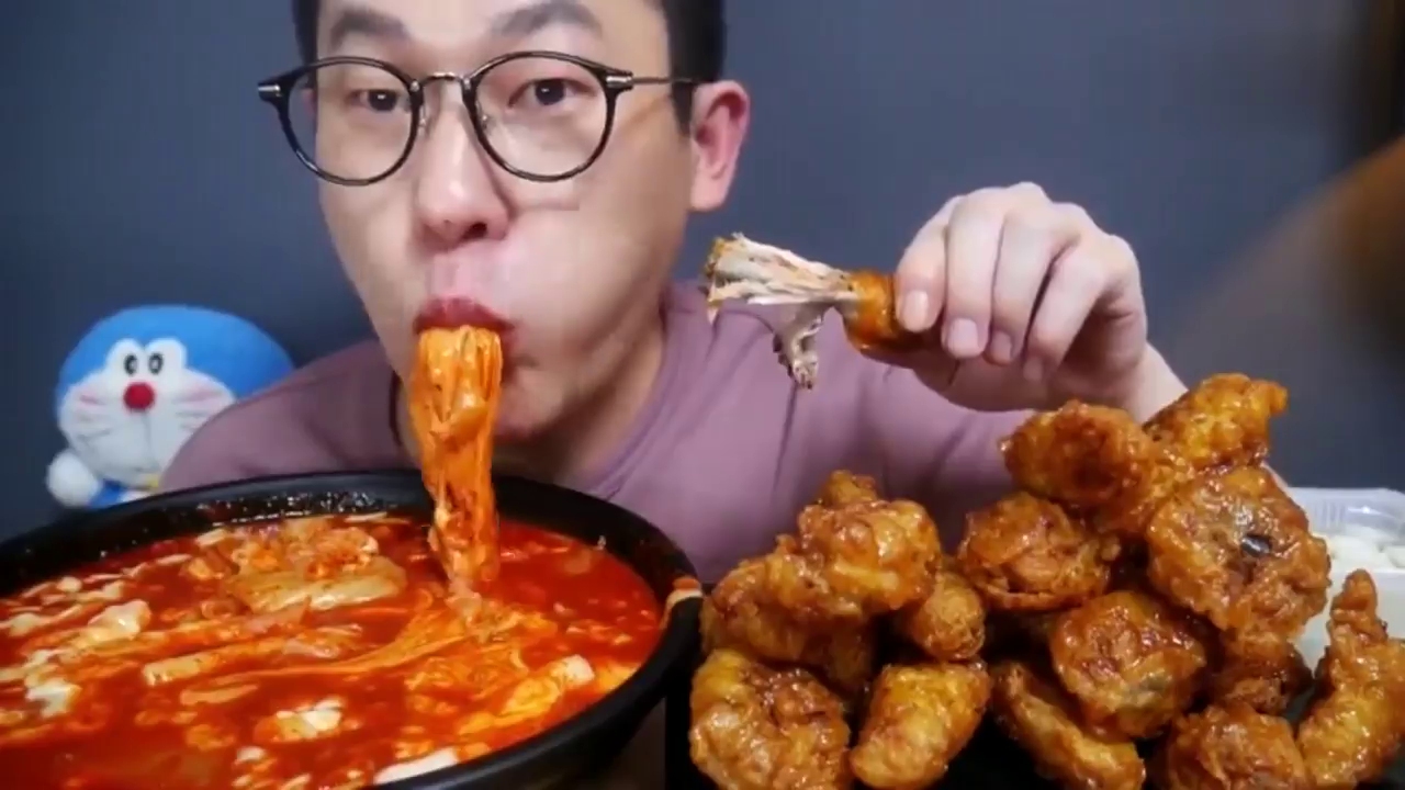 韩国吃货大叔,吃泡菜芝士炒年糕,配上炸鸡腿吃得那叫一个香啊