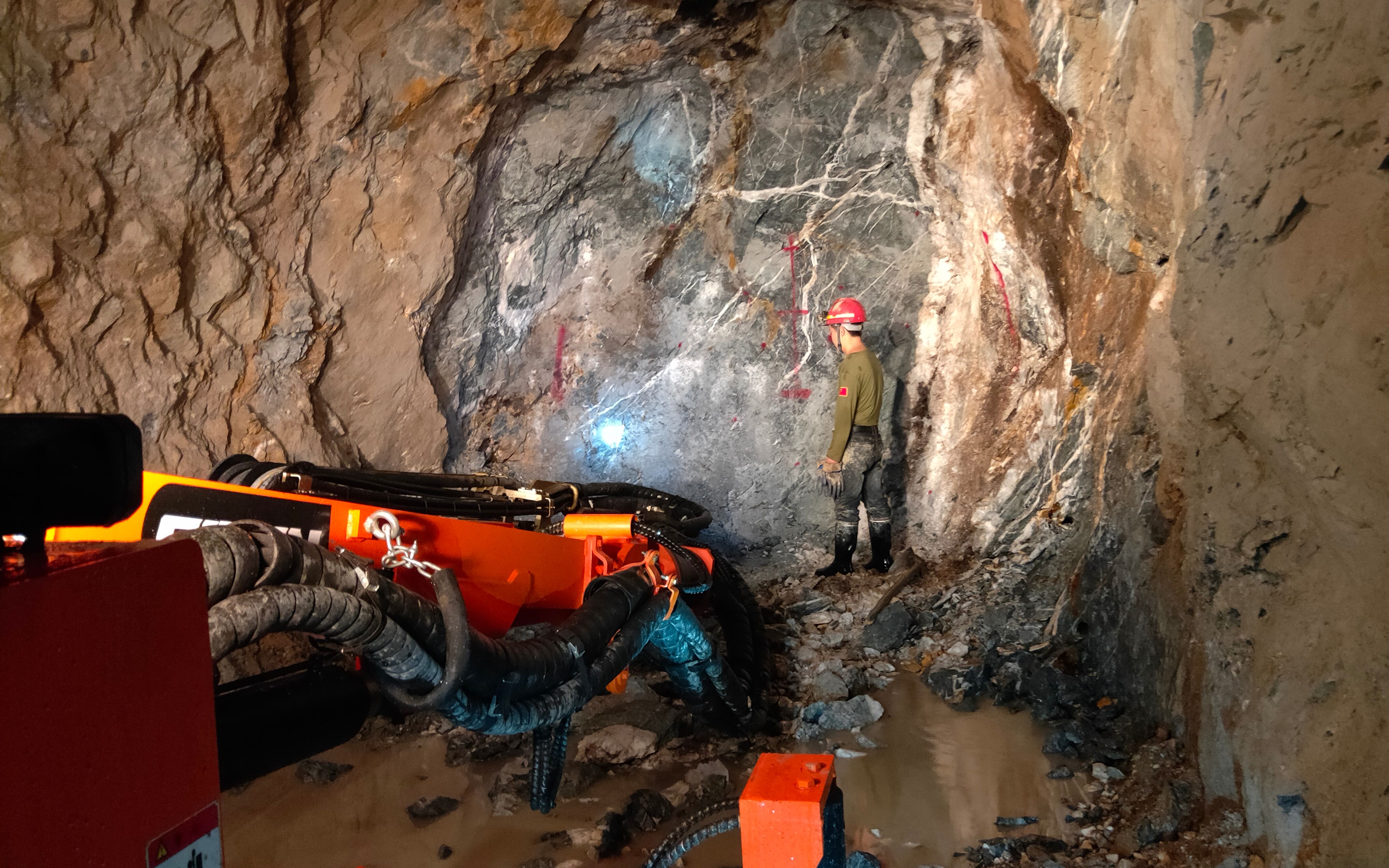 福建灰岩石矿12米*9米采用凿岩台车采矿孔深4米用时1分30秒