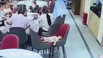 宝宝在饭店吃饭时躺椅子上睡着了，工作人员看到后怕孩子翻身掉下来，轻手轻脚搬来一个椅子护住他“优秀的工作人员！有爱心有责任心！”