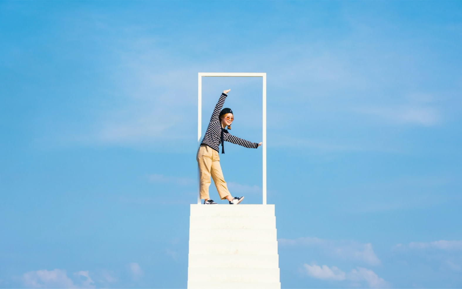 不开心就去打卡网红天梯吧,爬到顶端,和天空击个掌#花田小镇#人间烟火