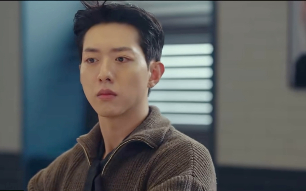 李正信虽然他顶着几根呆毛但不妨碍帅啊