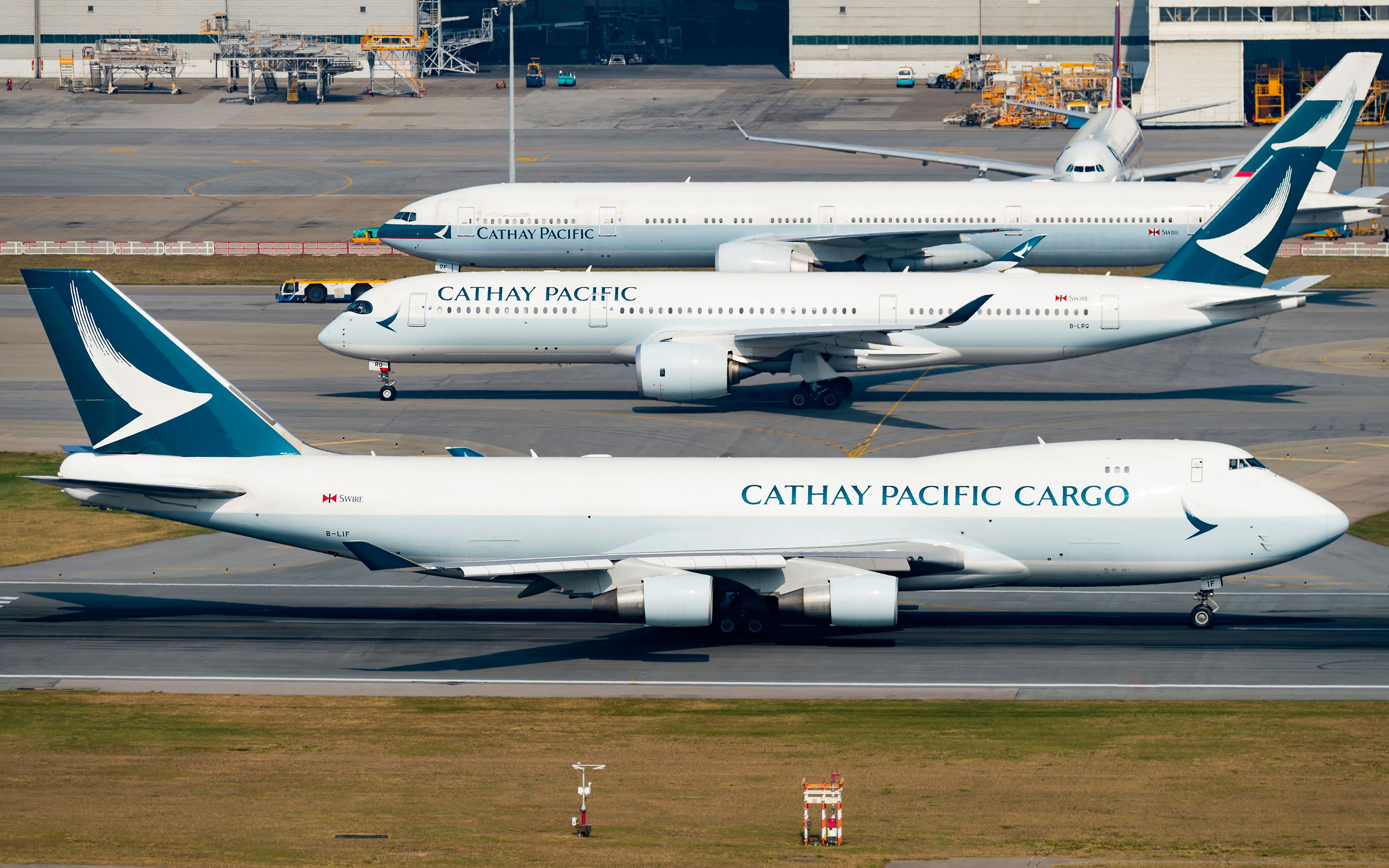 hkg香港机场澳航大胖a380和卢森堡女王b748降落在07r跑道罕见斯洛伐克