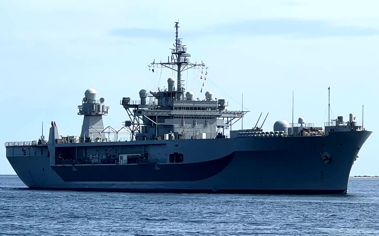【美国海军】蓝岭级指挥舰2号舰"惠特尼山"号(lcc-20)抵达基尔海军