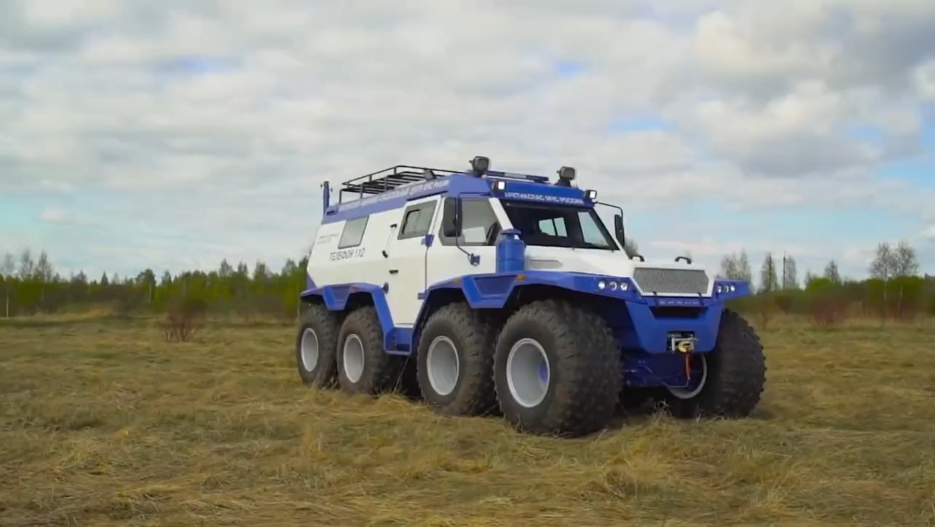 售价80万堪称最强的越野车8轮驱动还可水上漂马力仅176匹