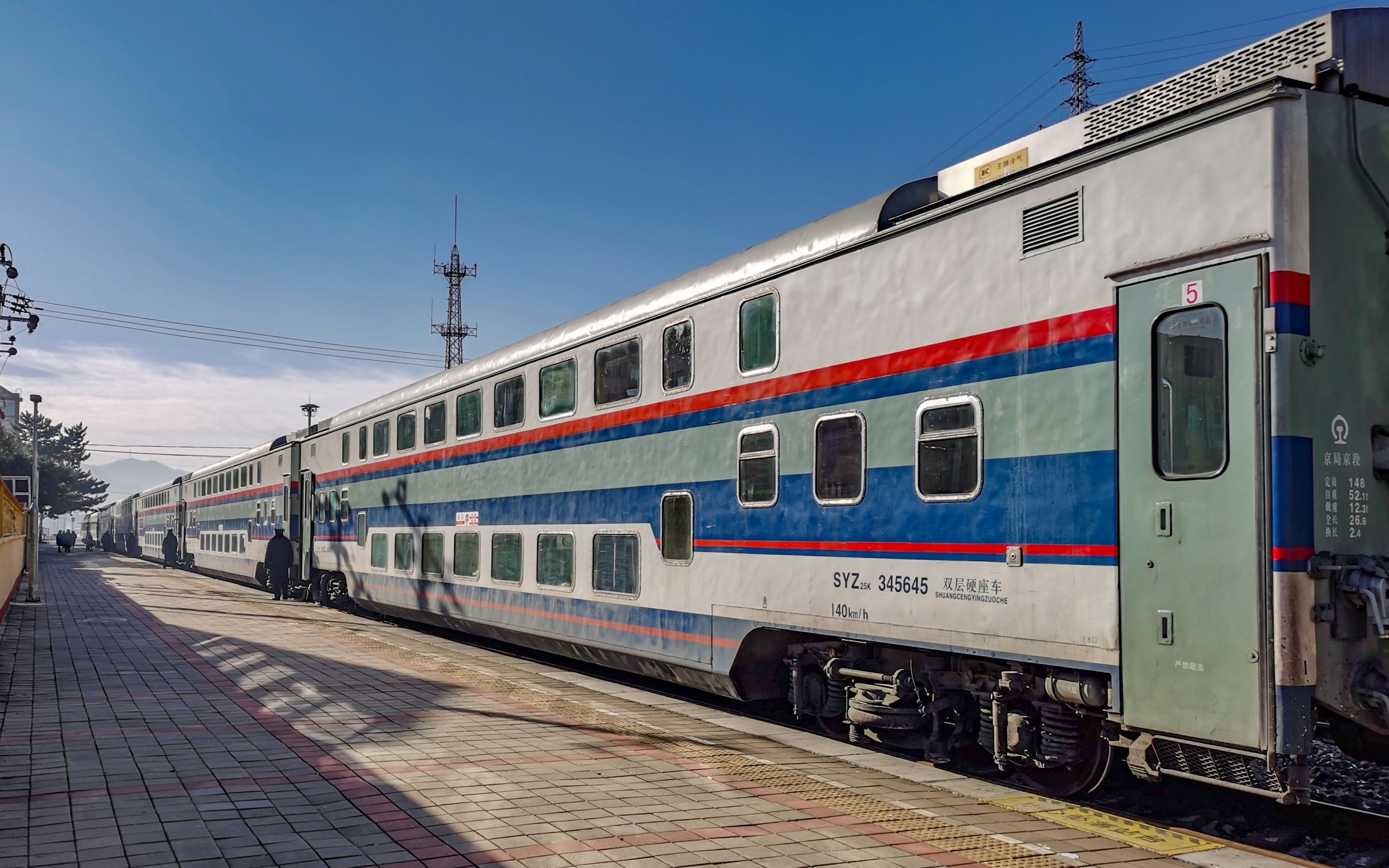 侧方展望北京承德k7711次列车行经京承铁路怀柔密云北站区间