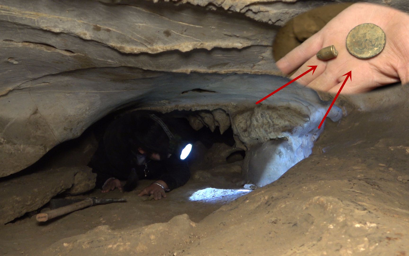 妹子深山寻宝,钻进狭小神秘洞穴,意外收获一枚古币
