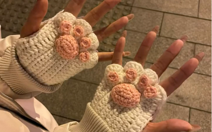 给你们看看我给女朋友织的猫爪手套!