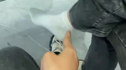 女同桌上课脱鞋