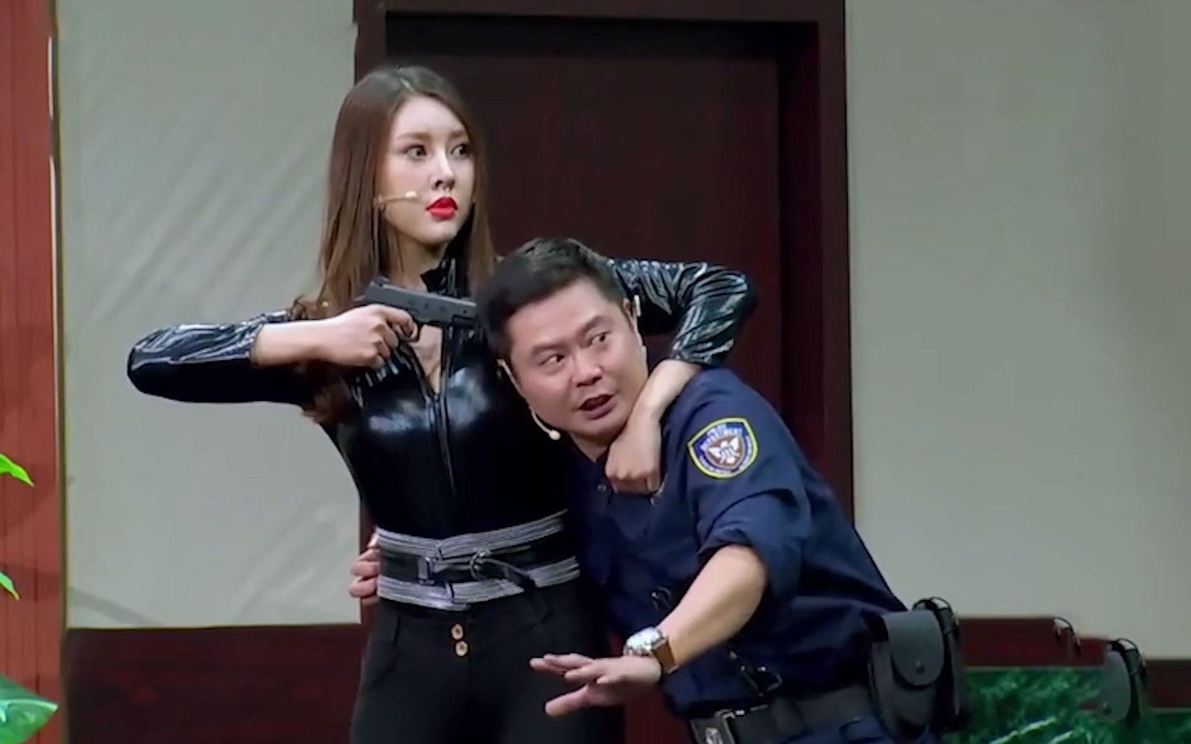 魏翔当谈判专家笑死人,看到绑匪是个美女,争着当人质!爆笑谈判