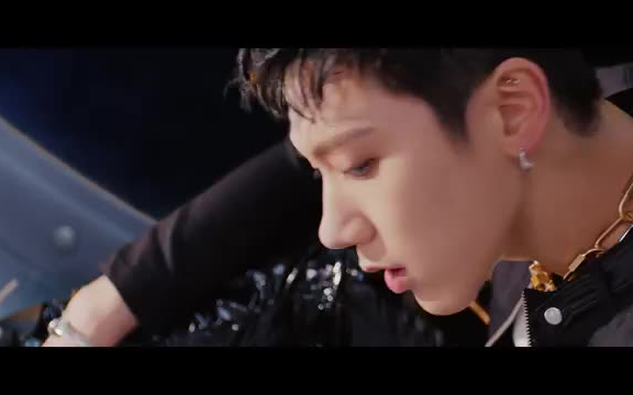 [图]WayV 威神V '天选之城 (Moonwalk)' MV