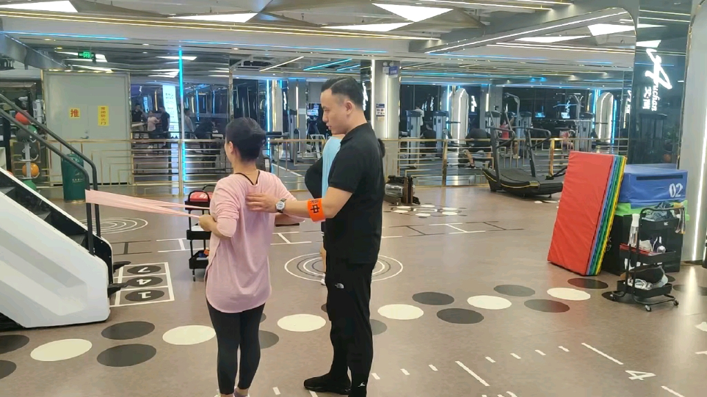 健身房周五的私教课程排的有点多呀,教练和会员都超级努力,用心打造自