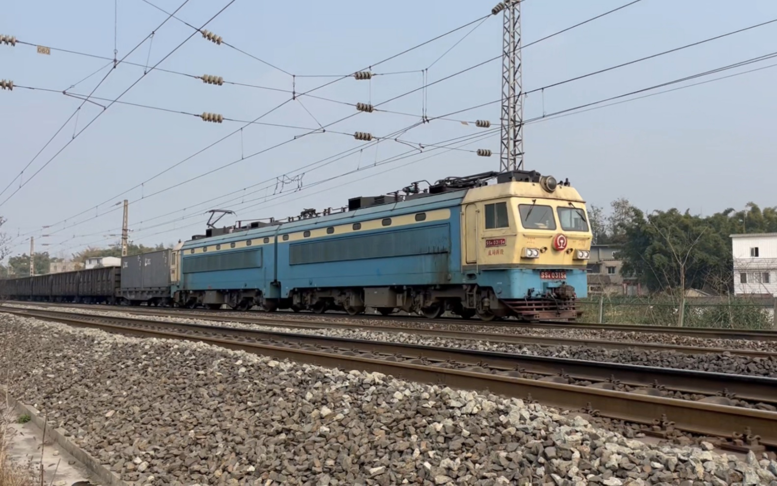 成局西段ss4 0315牵引货列出成都北编组站进院山线路