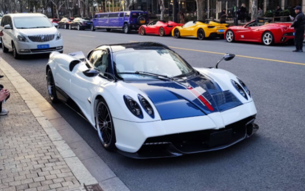 国内第一辆帕加尼huayra roadster上路了,今年还会陆续进来四辆
