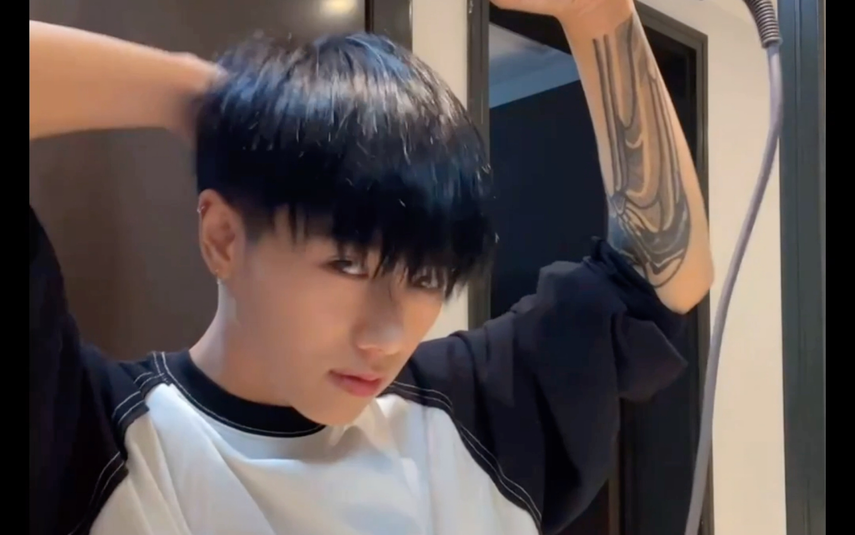 【j_max直播录屏】独居王强早起美妆大揭秘 老婆不在家美滋滋_哔哩