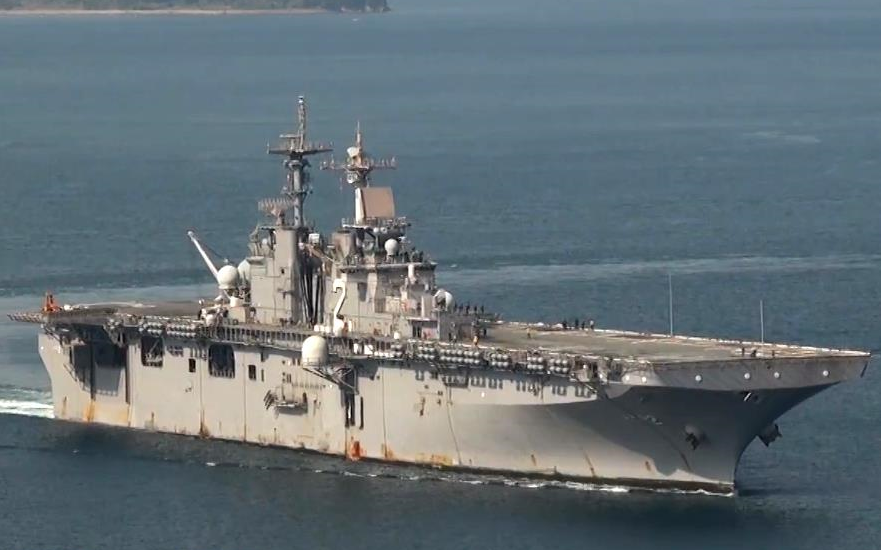 美国海军黄蜂级两栖攻击舰2号舰埃塞克斯号lhd2佐世保入港2018