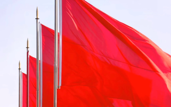 为什么战旗美如画因为英雄鲜血染红了它为什么战旗艳如新因为英雄的传